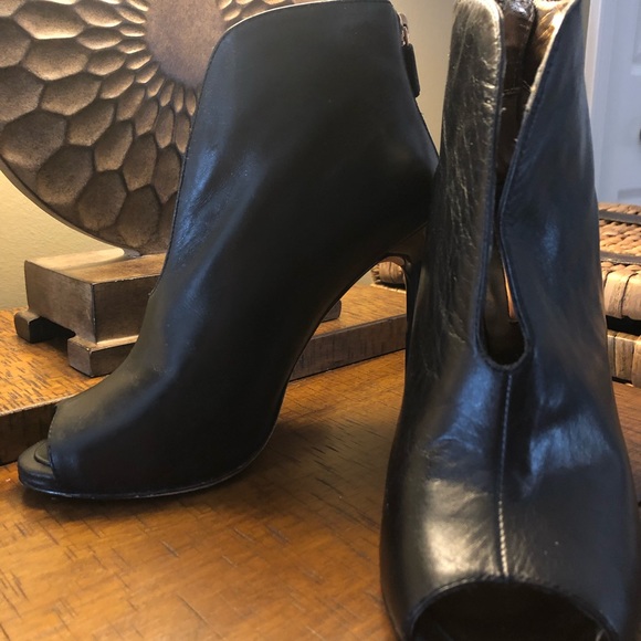 BCBG MaxAzria Open Toe Booties Sz 8 - Picture 3 of 6